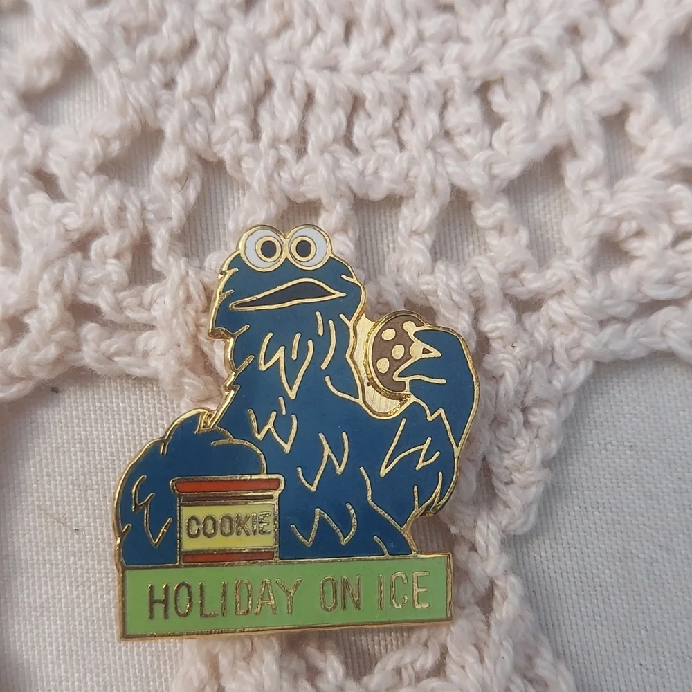 Vintage Enamel 1970's Cookie Monster Pin #72 - Picture 1 of 2